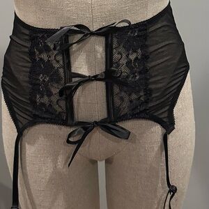 New Frederick's of Hollywood Black Lace garder belt Intimates